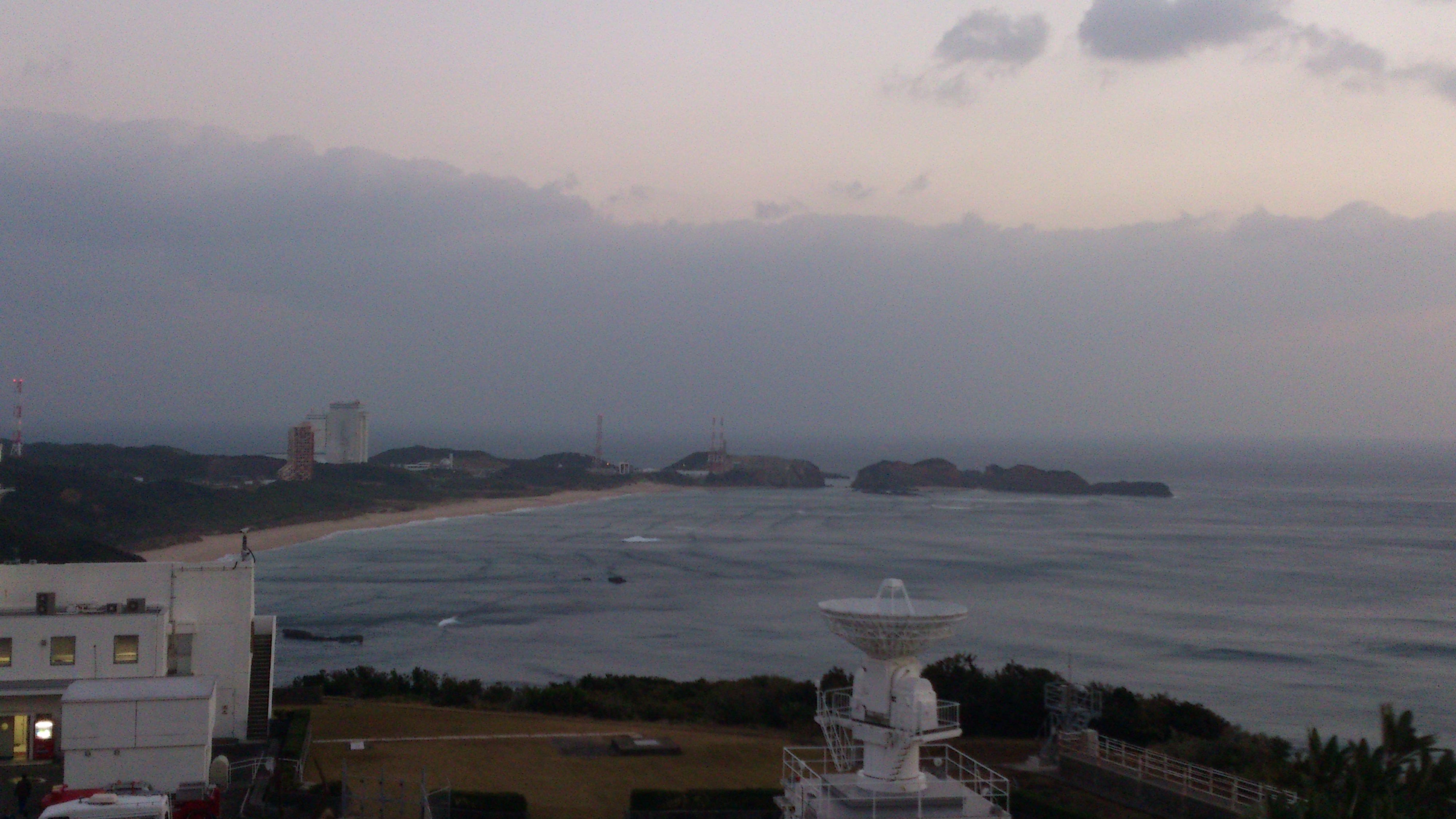 2012年12月。僕は種子島を一人で旅した：また別の電波塔みたいなところから発射台を撮影