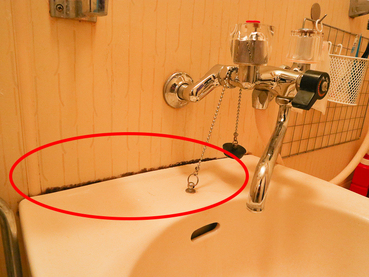 5年分の「カビ」に「カビハイター」を使ったらめっちゃ効果があった： バスルームの洗面台