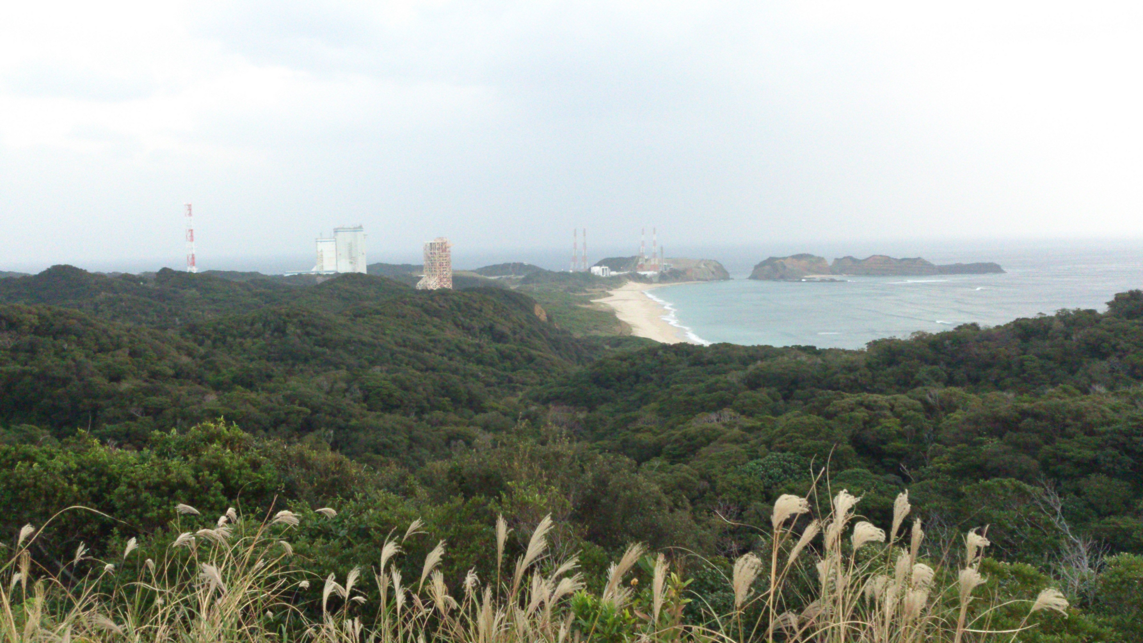 2012年12月。僕は種子島を一人で旅した：道路沿いにある脇道からきれいな海と発射台が見える