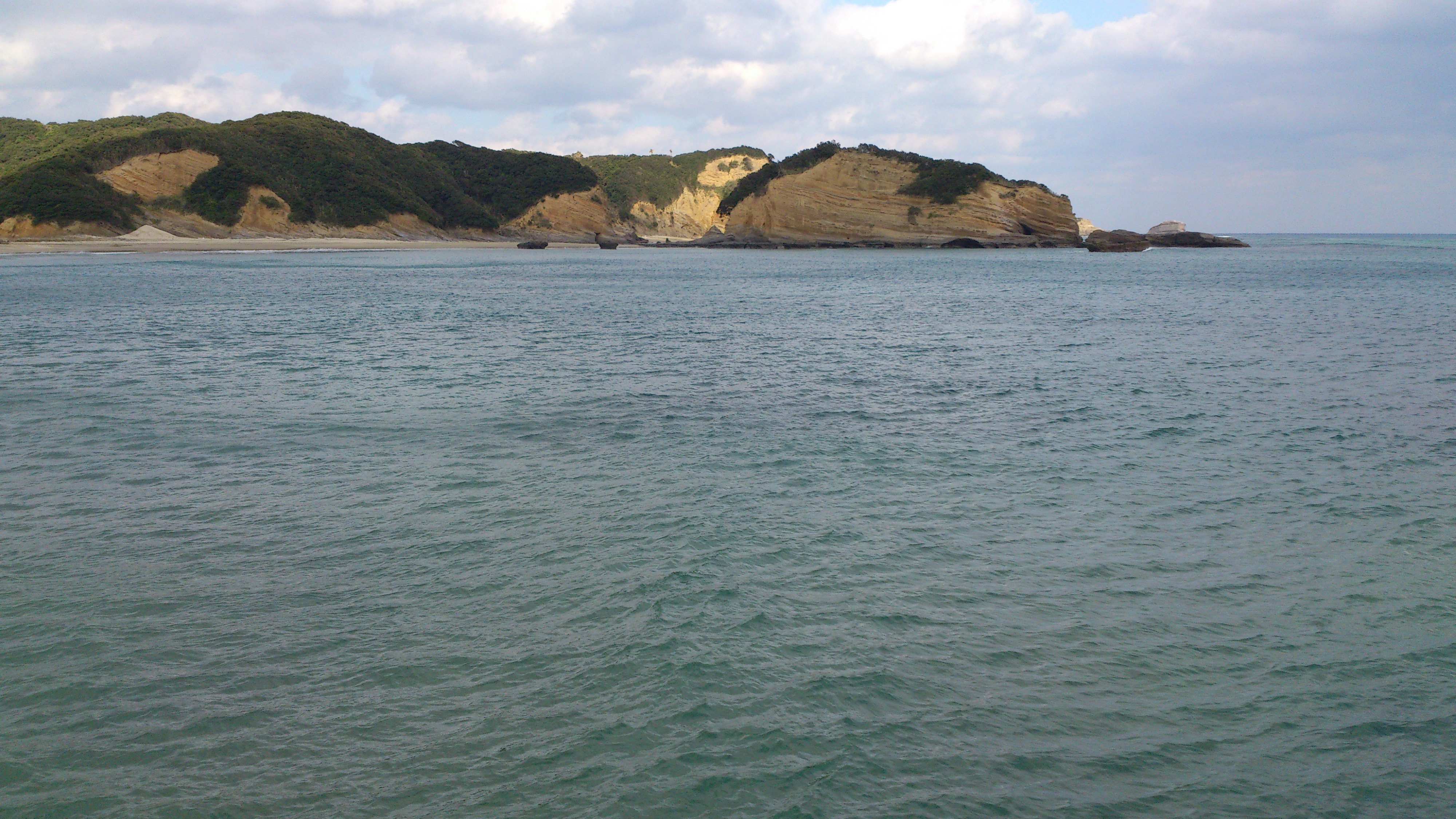 2012年12月。僕は種子島を一人で旅した：岩肌と海。これどこから撮ったんだろ