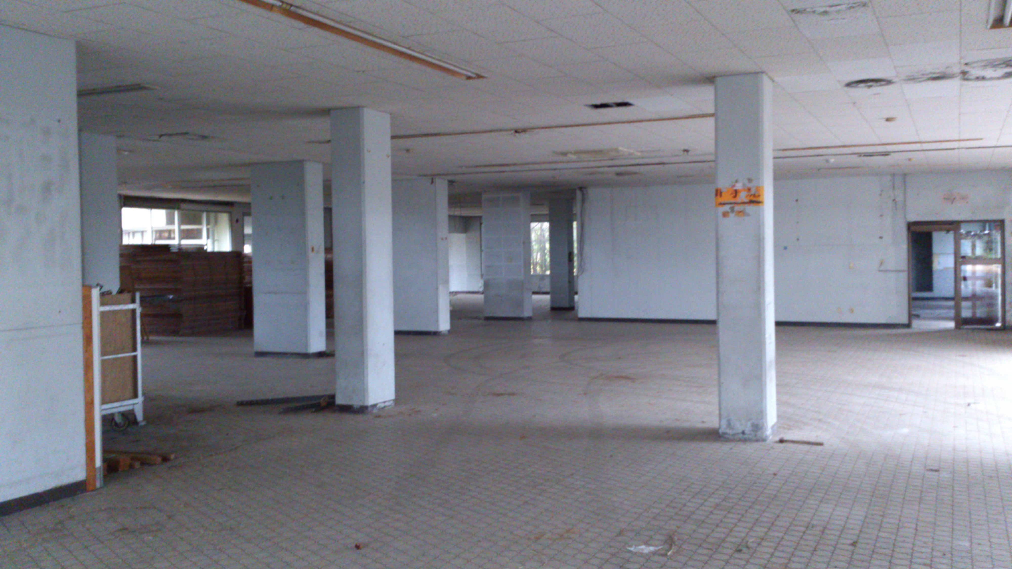 2012年12月。僕は種子島を一人で旅した：廃墟と化した種子島空港の内部